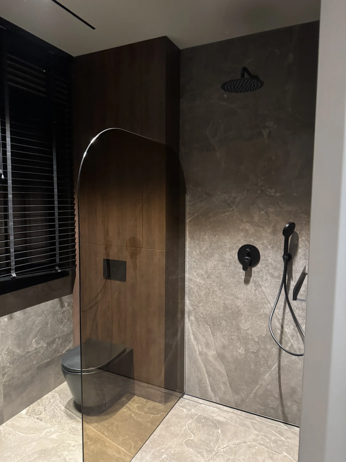 Mała łazienka z prysznicem walk-in i toaletą, Bel-Tom