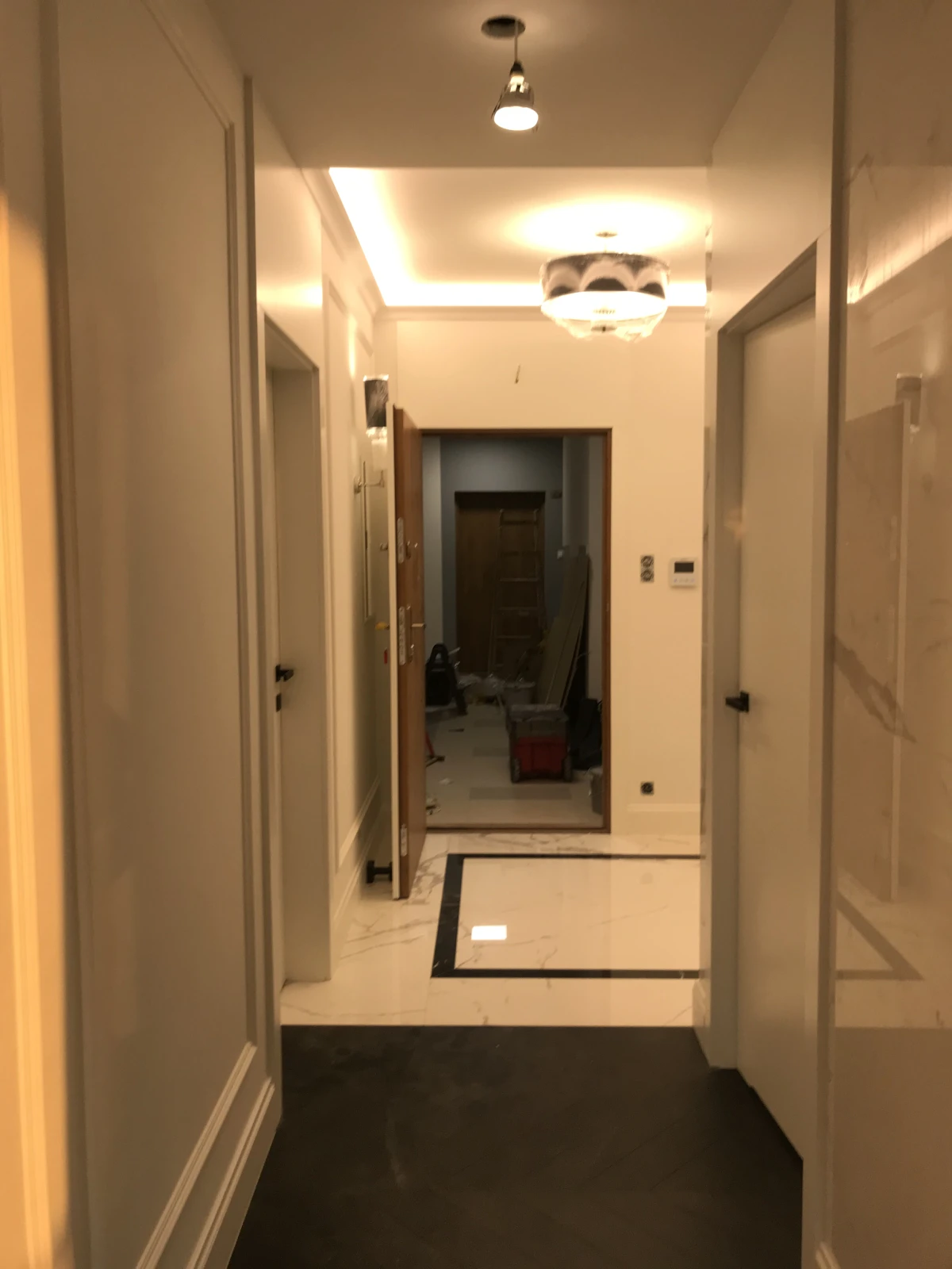 Hol z oświetleniem LED i sztukaterią, realizacja Bel-Tom