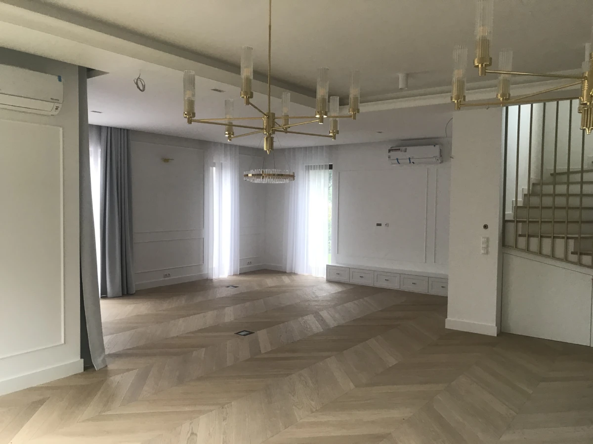Podłoga z paneli drewnianych w jodełkę, Bel-Tom